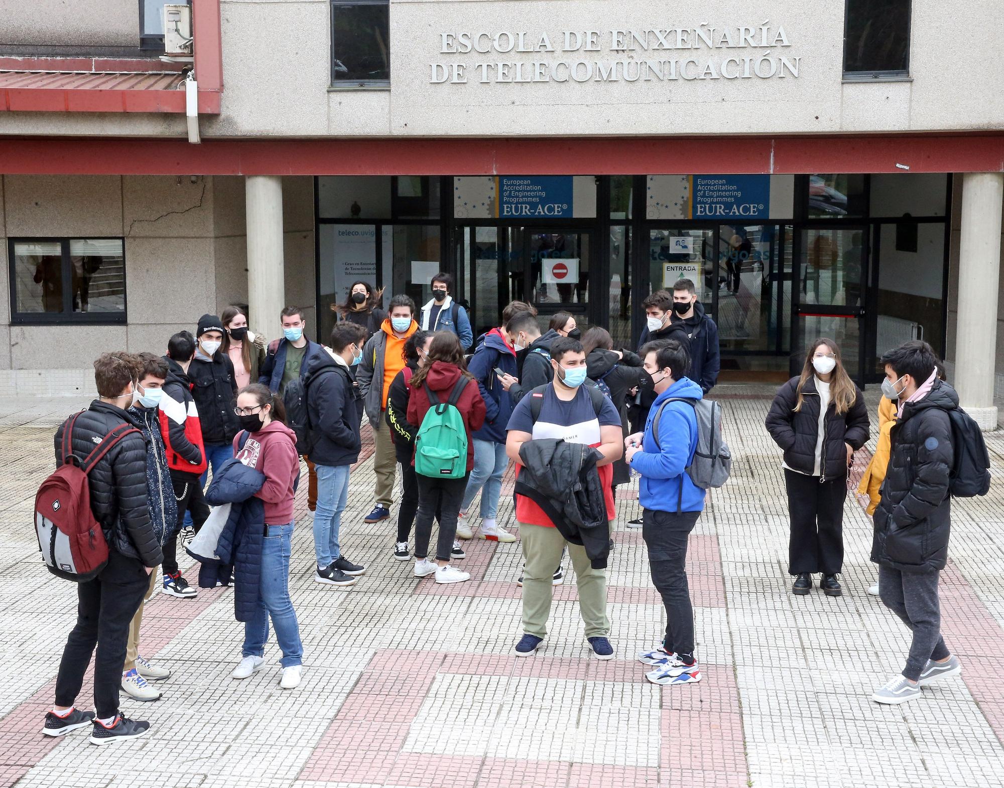 Alumnos en la Escuela de Telecomunicaciones.