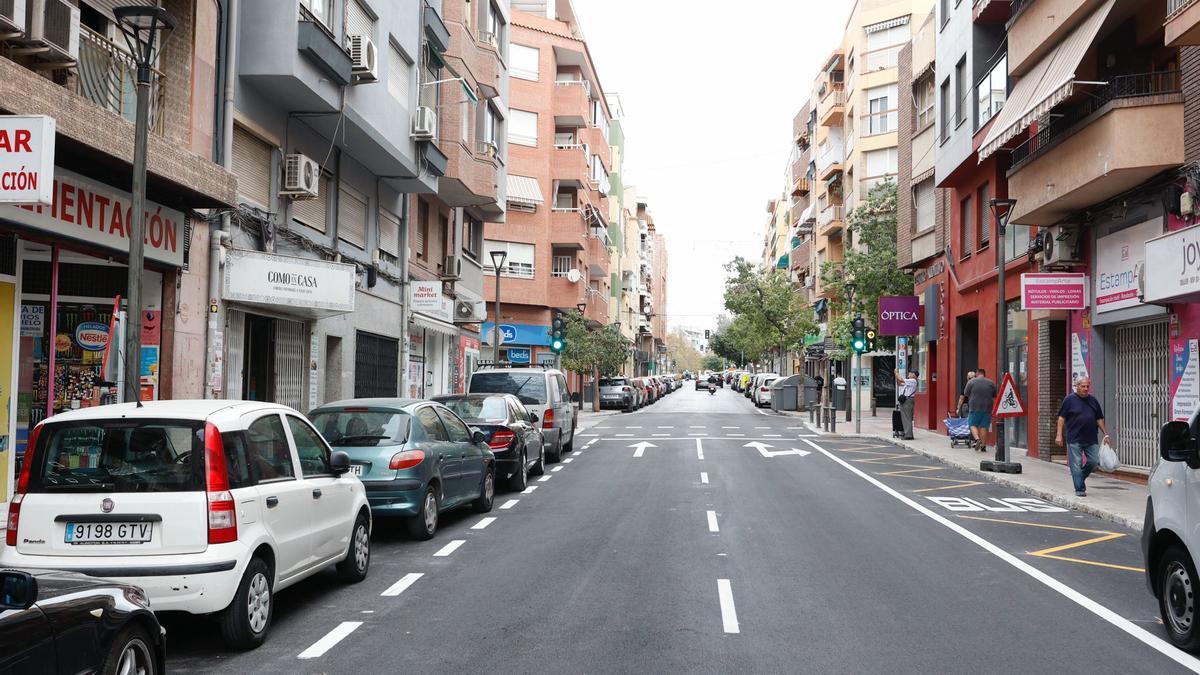 Alicante abre al tráfico la avenida de Soto Ameno en San Blas tras reparar el hundimiento de la calzada