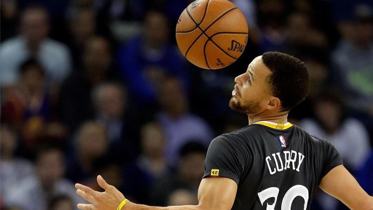 Curry ayudó en el triunfo de los Warriors