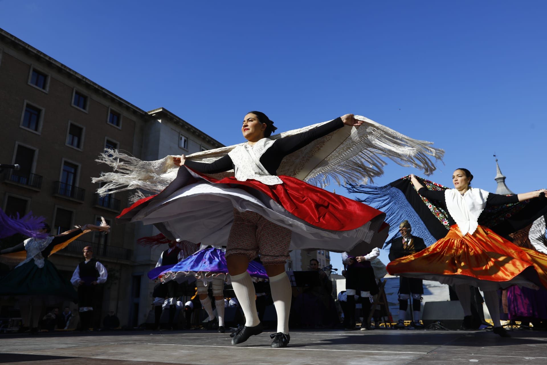 El ambiente festivo se apodera de Zaragoza en San Valero