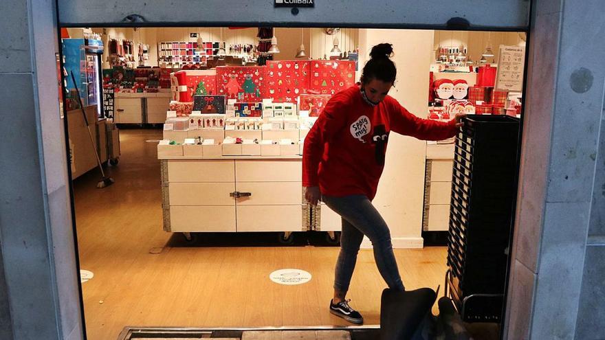 Un comercio de Málaga, a la hora del cierre durante las restricciones horarias de actividad de estos meses.