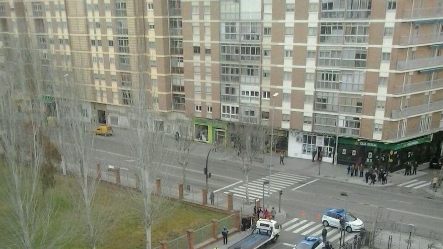 El coche que ha volcado en la calle Alonso de Mercadillo de Zamora