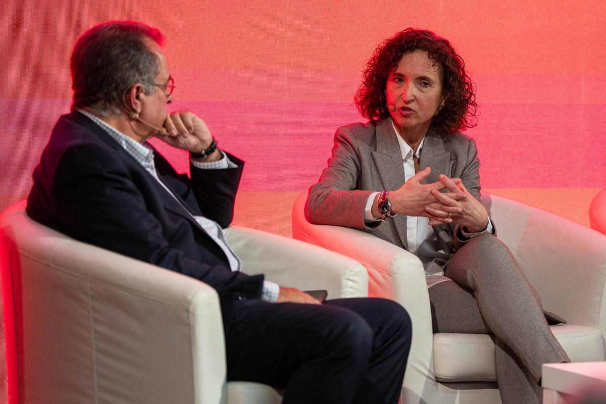 Albert Sáez, director de EL PERIÓDICO, conversa con Marta Colet, directora de conceiones de Veolia en España.