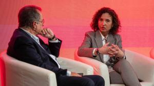 Albert Sáez, director de EL PERIÓDICO, conversa con Marta Colet, directora de conceiones de Veolia en España.