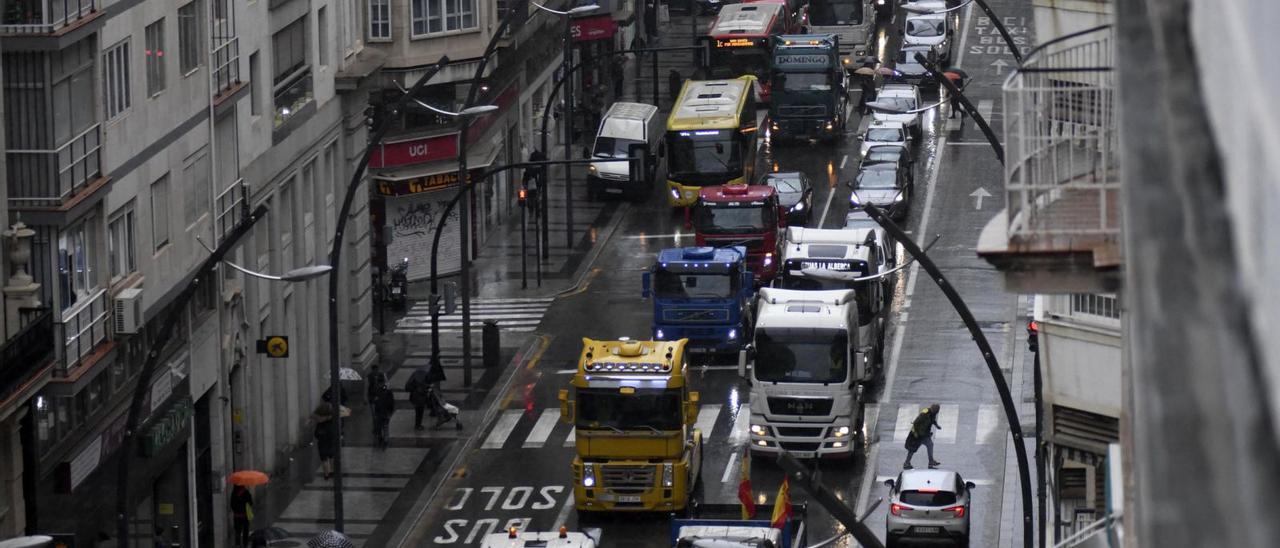 La caravana de camiones
a su paso por la Gran Vía
de Murcia, ayer.  Israel sánchez