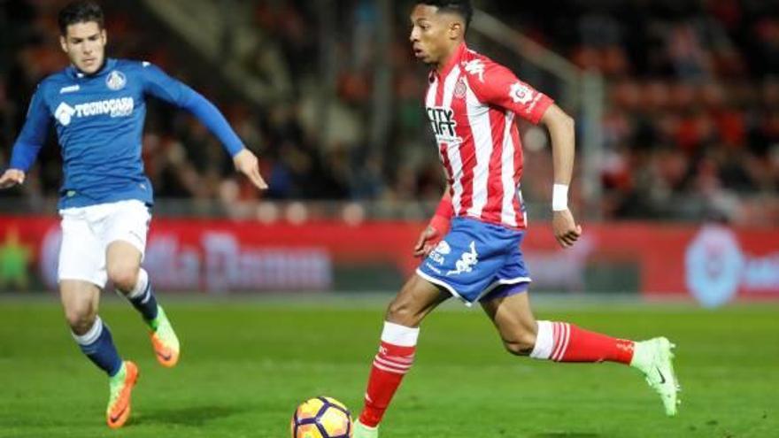 Johan Mojica controla la pilota durant el partit de fa més de dos mesos contra el Getafe a l&#039;estadi.