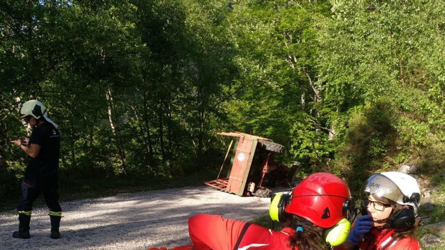 Un hombre herido al volcar con su tractor en Caso