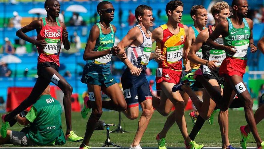 El español David Bustos, cuarto por la izquierda, ayer durante la carrera de los 1.500.