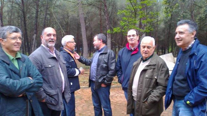 El concejal de Agricultura de Sagunt, junto con los regantes.