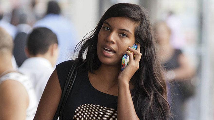 Una mujer habla por teléfono.