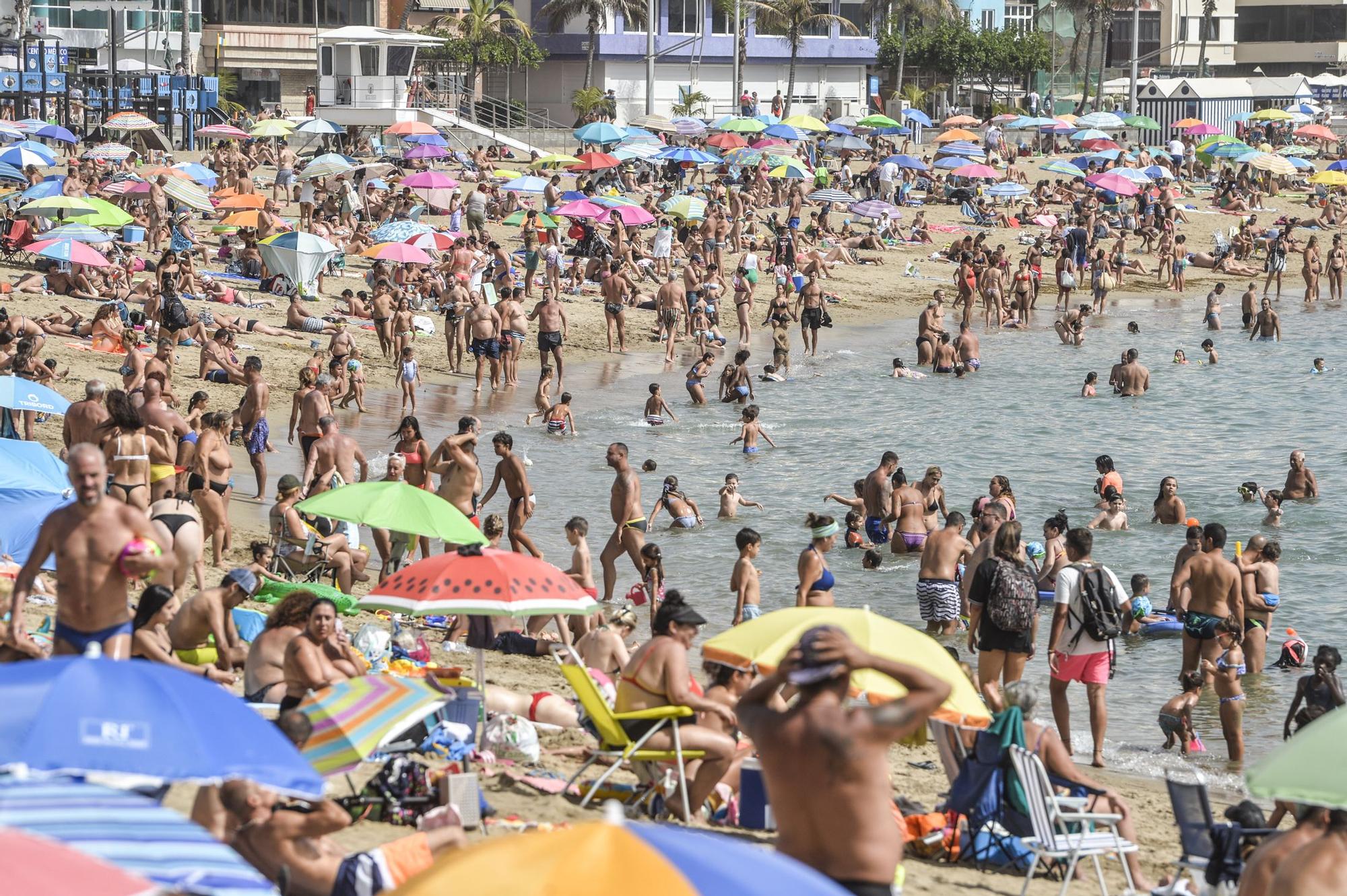 Bañistas en la playa de Las Canteras durante la ola de calor (18/07/2021)