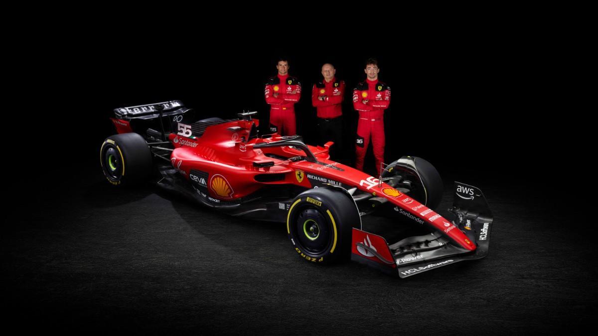 Carlos Sainz, Frederic Vasseur y Charles Leclerc, en la presentación del monoplaza de Ferrari en 2023