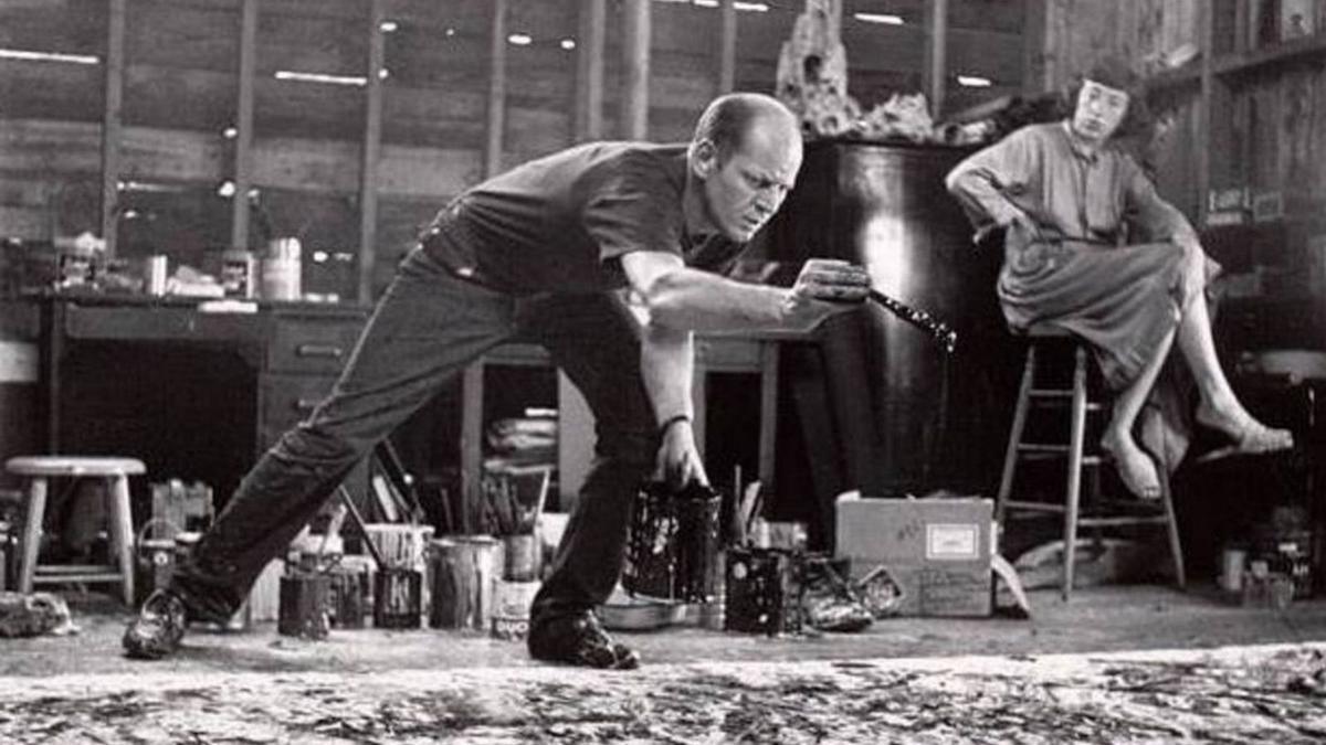 Pollock en plena acción
 bajo la atenta mirada de
su esposa, la pintora
Lee Krasner. hans namuth 