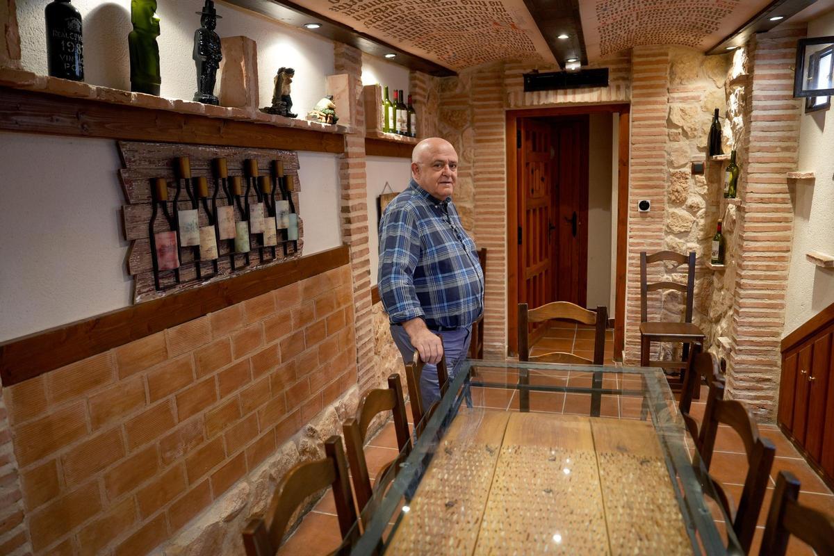 Bernardino Lozano, coordinador de Atención Psicosocial en el San Camilo, en la bodega