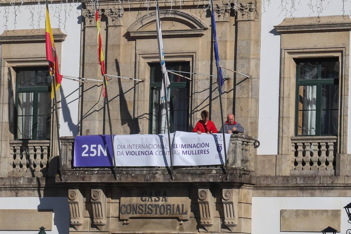 El Concello ya luce la pancarta relativa a la reivindicación.