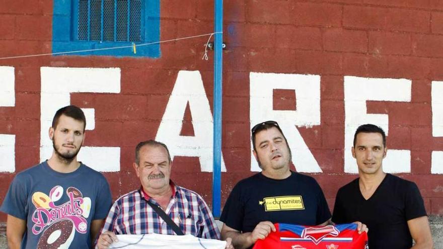 Jorge Vázquez, Víctor Manuel Molina, Alberto Álvarez y Jimmy posan con las camisetas del Gijón Industrial y del Ceares.