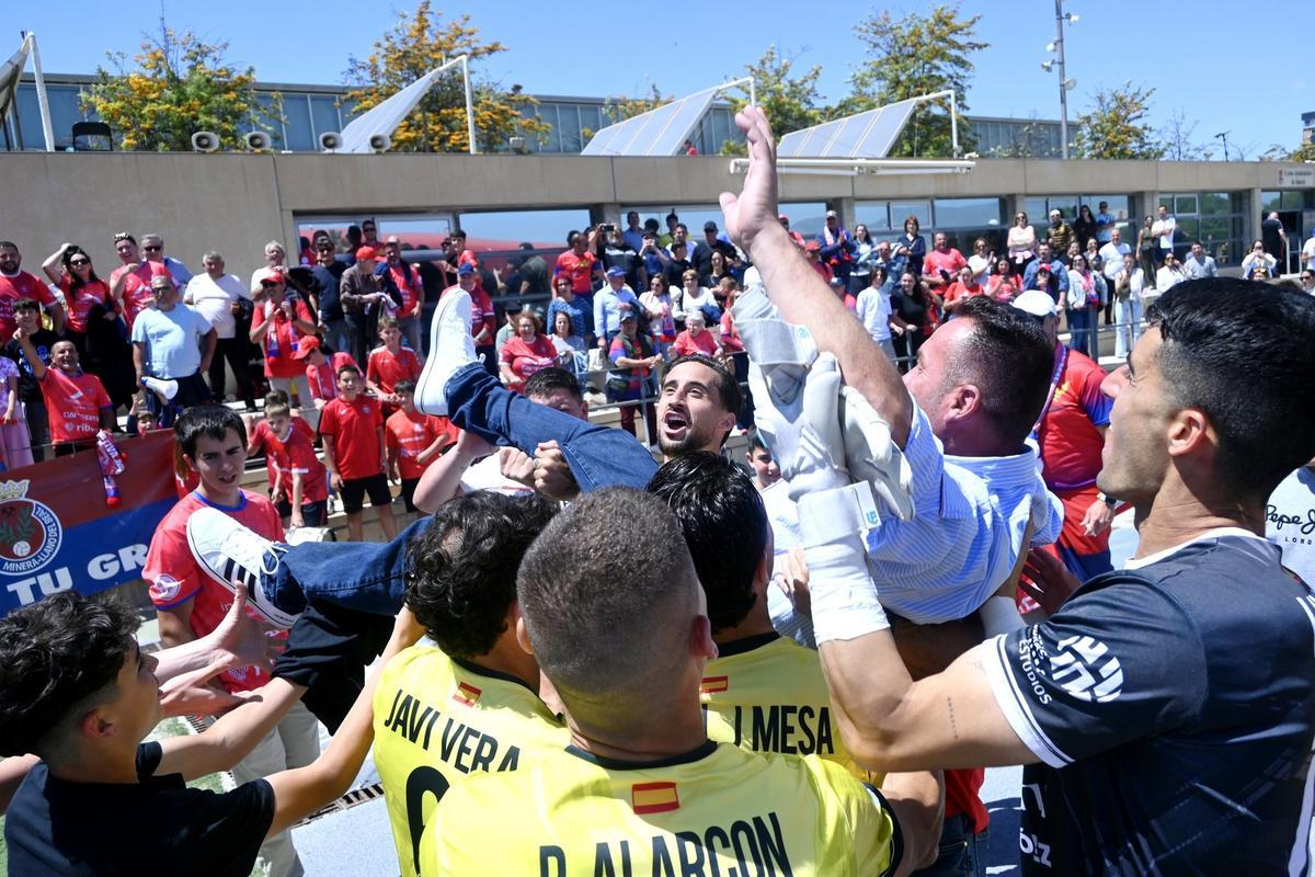 Los jugadores de la Deportiva Minera mantean a José Blaya, presidente del club, al final del partido ante el Almería B