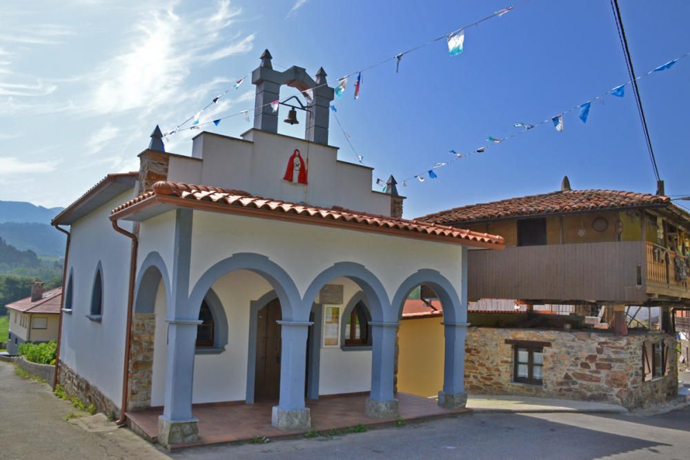 Los vecinos del pueblo de Prámaro, orgullosos de las dos capillas que tienen dedicadas a la Virgen de los Remedios y al Ángel de la Guarda