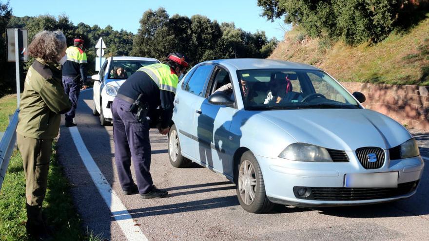 Un control dels Mossos d&#039;Esquadra i els Agents rurals al Brull per evitar l&#039;entrada de vehicles privats al Parc Natural del Montseny