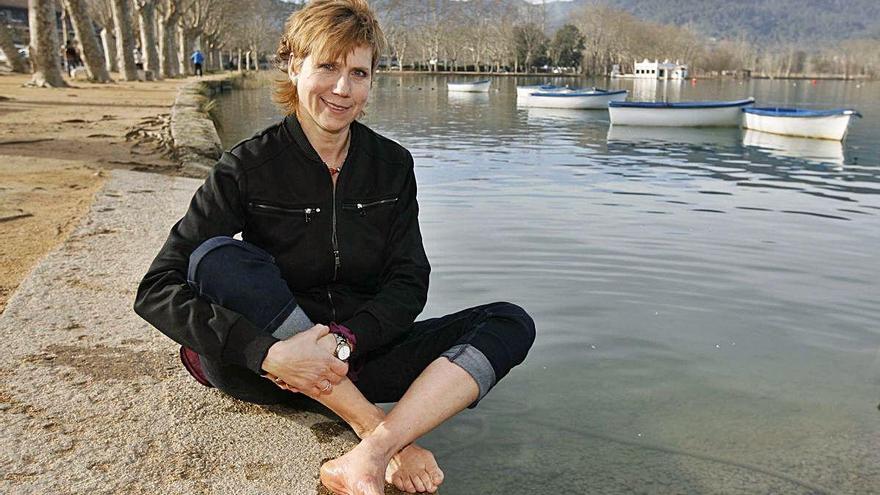 L&#039;escriptora gironina Núria Esponellà a l&#039;Estany de Banyoles, en una imatge d&#039;arxiu.