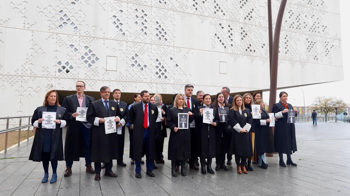 Concentración de letrados de la Administración de Justicia frente a la sede judicial de Córdoba capital.