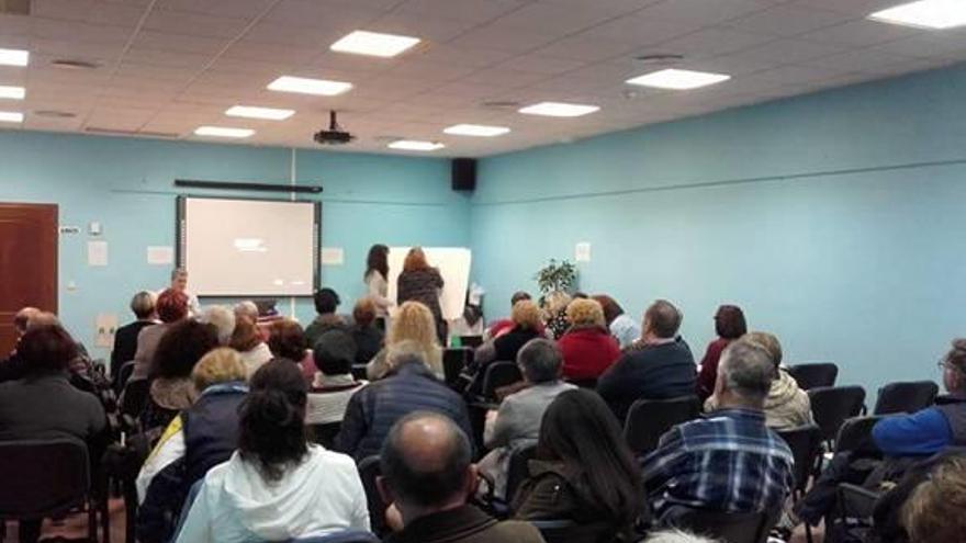 Un momento de la asamblea de la radio comunitaria.