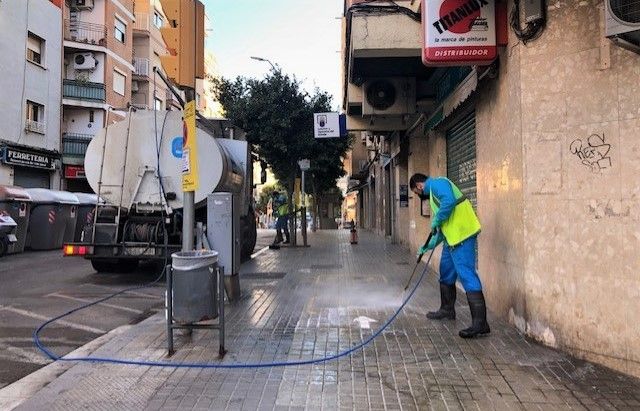 El Ayuntamiento de L'Hospitalet refuerza el sistema de limpieza viaria.