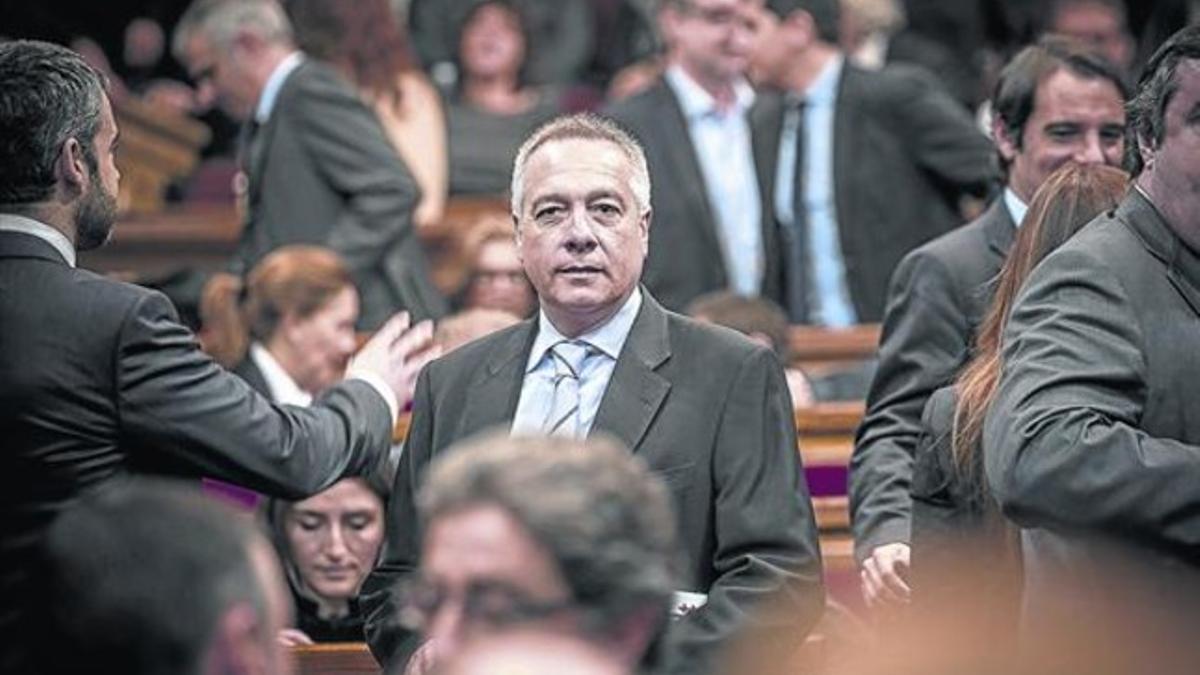 El primer secretario del PSC, Pere Navarro, permanece de pie ante su escaño al término del pleno extraordinario. A la izquierda, de espaldas, el portavoz Maurici Lucena.