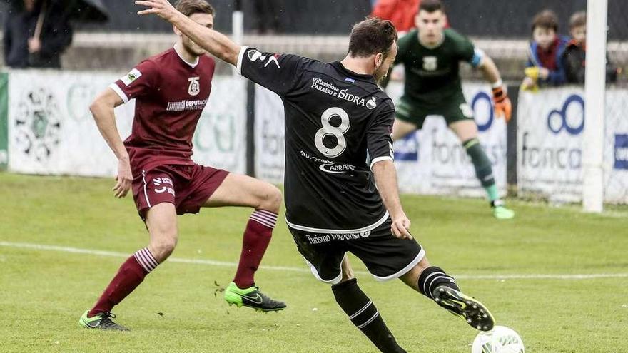 Adrián Llano golpea el balón ante un defensor del Pontevedra.