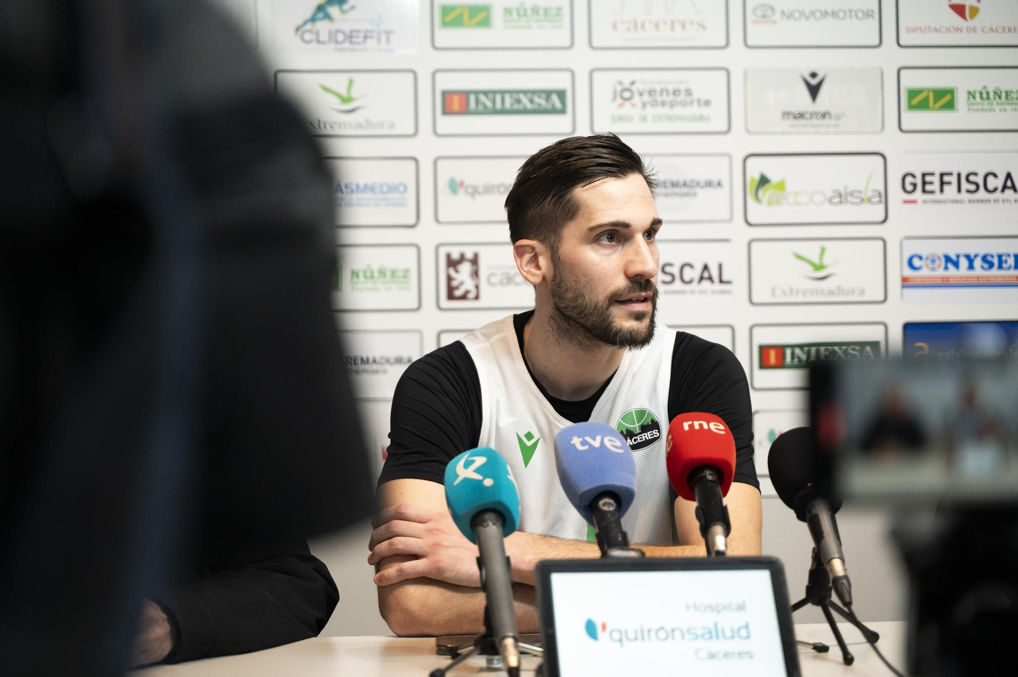 Presentación de Niko Rakocevic como nuevo jugador del Cáceres