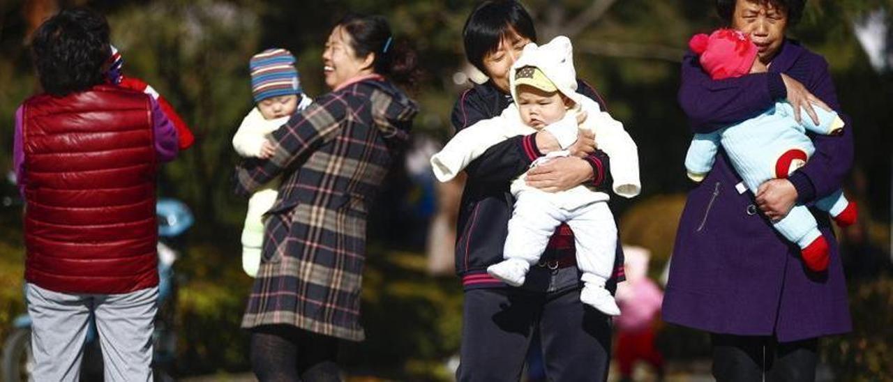 Madres con sus hijos en China.