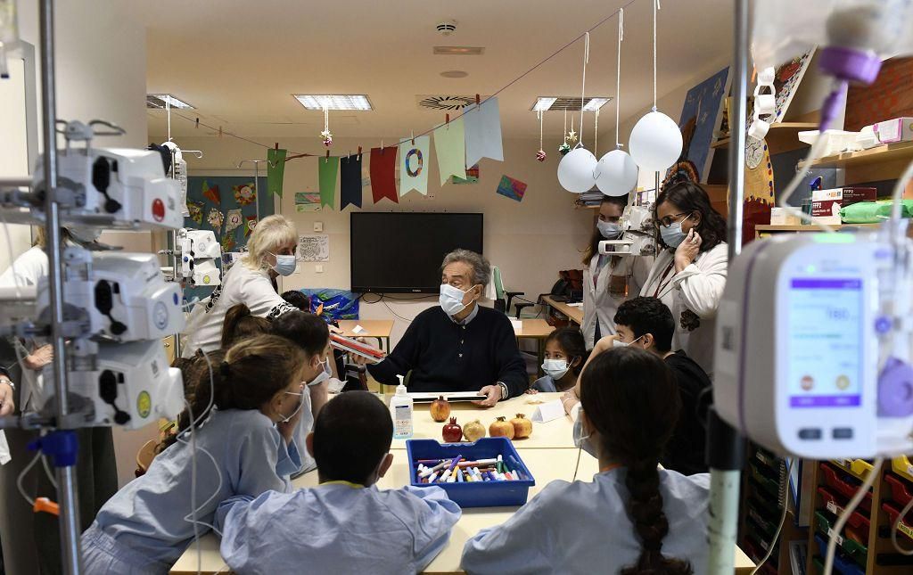Pedro Cano lleva la pintura a Oncología Infantil de la Arrixaca