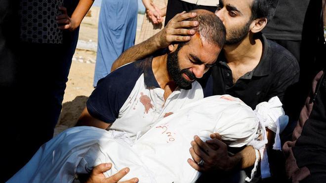 Destrucción y muerte en Khan Younis, en la franja de Gaza, tras un ataque aéreo