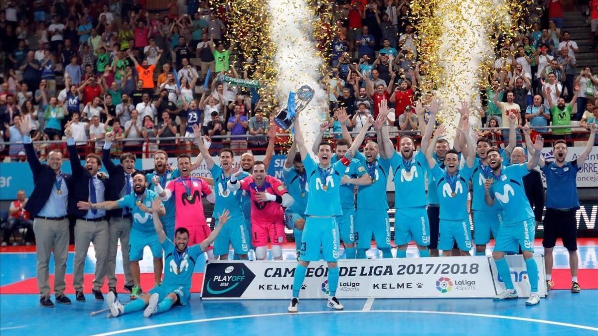 Los jugadores del Movistar Inter celebran la conquista de la Liga, el quinto título consecutivo.