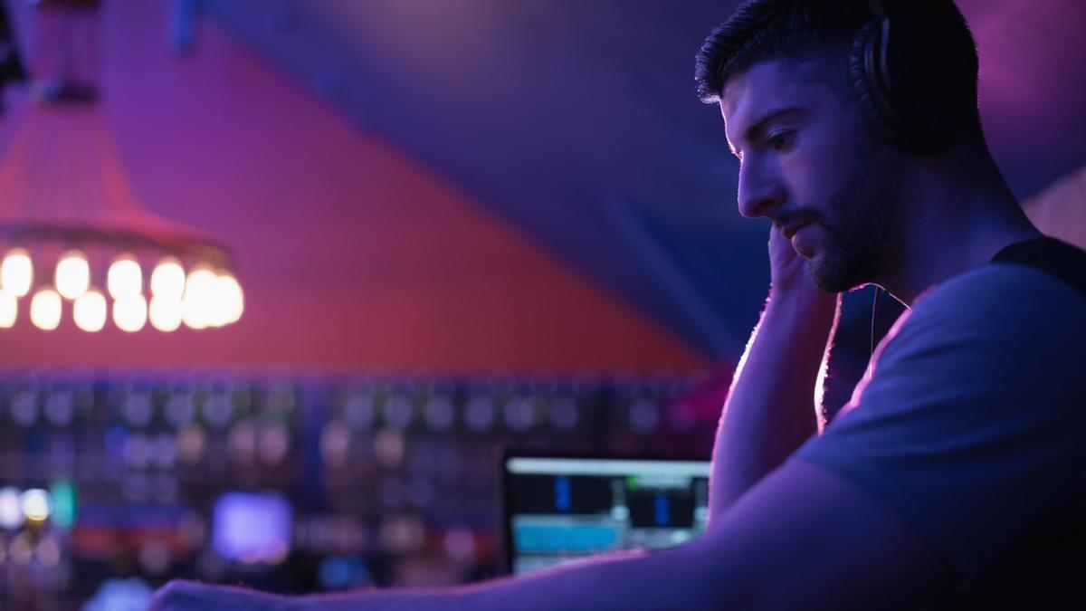 Un dj pinchando música.