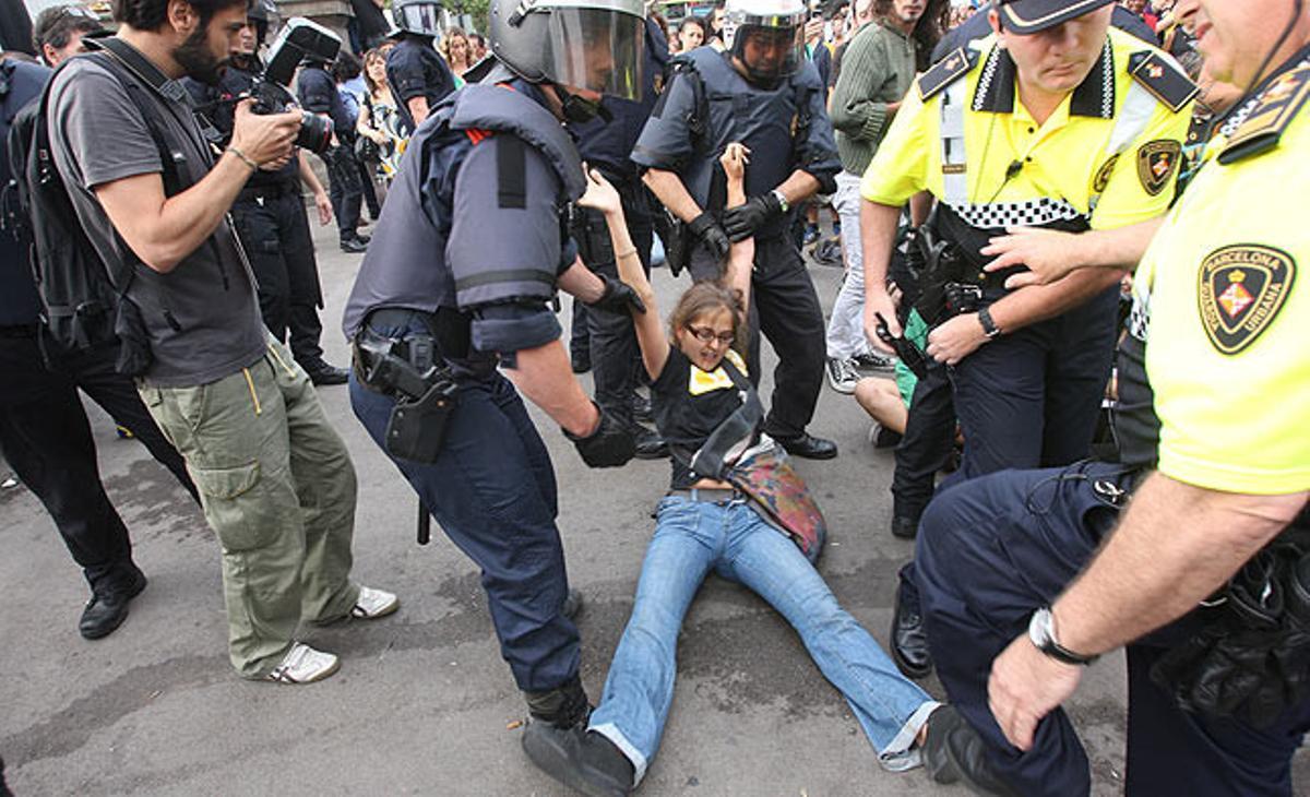 Desallotjament d’una noia que estava acampada a la plaça de Catalunya.