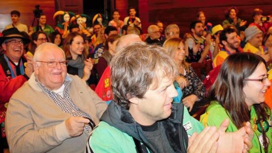 Públic aplaudint durant l&#039;acte oficial a la sala de plens de l&#039;Ajuntament de Solsona