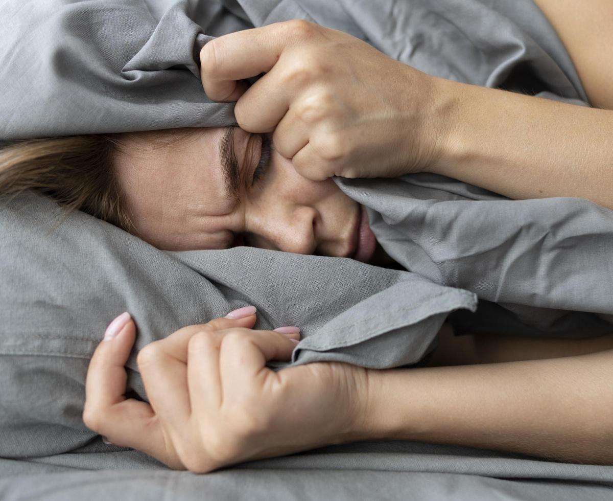 mujer de cerca cubierta ella cabeza