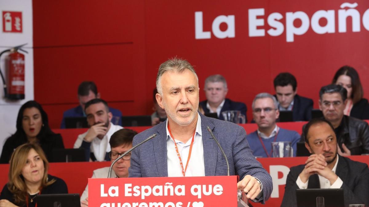 El secretario general del PSOE Canarias, Ángel Víctor Torres