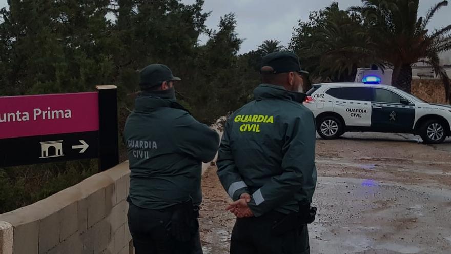 Agentes de la Guardia Civil, de patrulla en Punta Prima de Formentera.