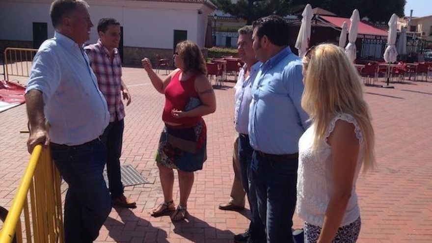 Nozal paseó ayer por el sendero litoral del municipio y habló con los vecinos sobre la crisis.