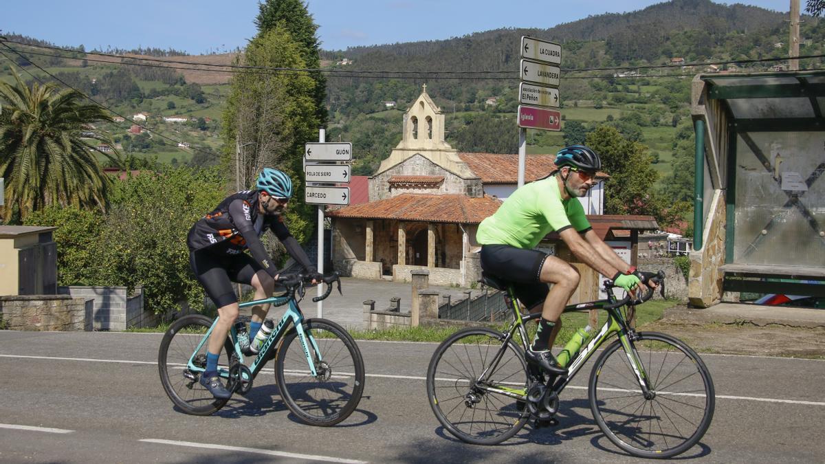 Ciclistas ante la iglesia de Fano.