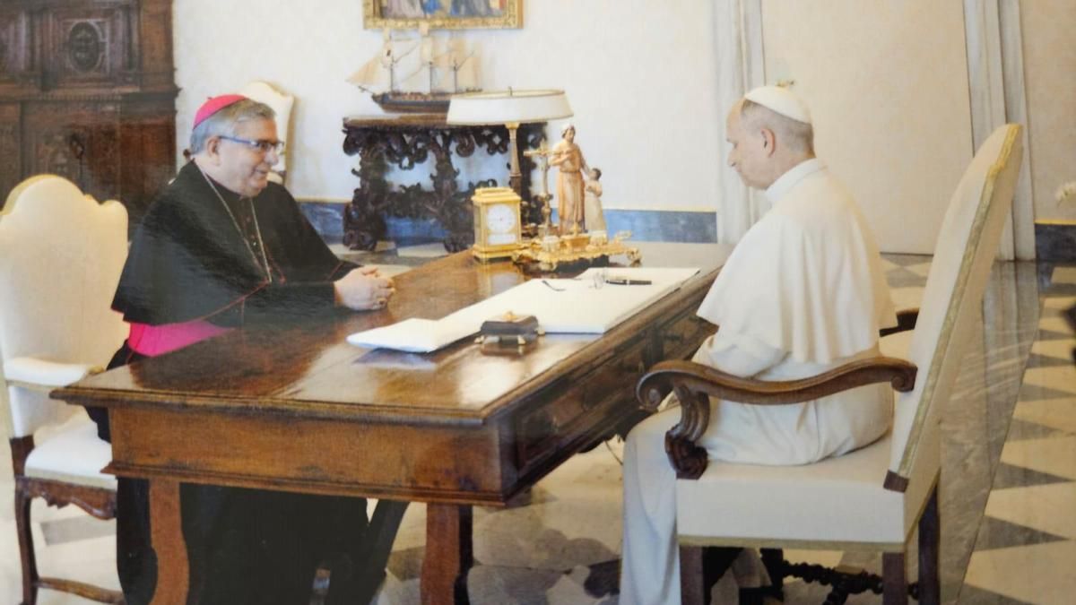 Imagen de la audiencia privada entre el Papa León XIV y José Rodríguez Carballo en Roma.