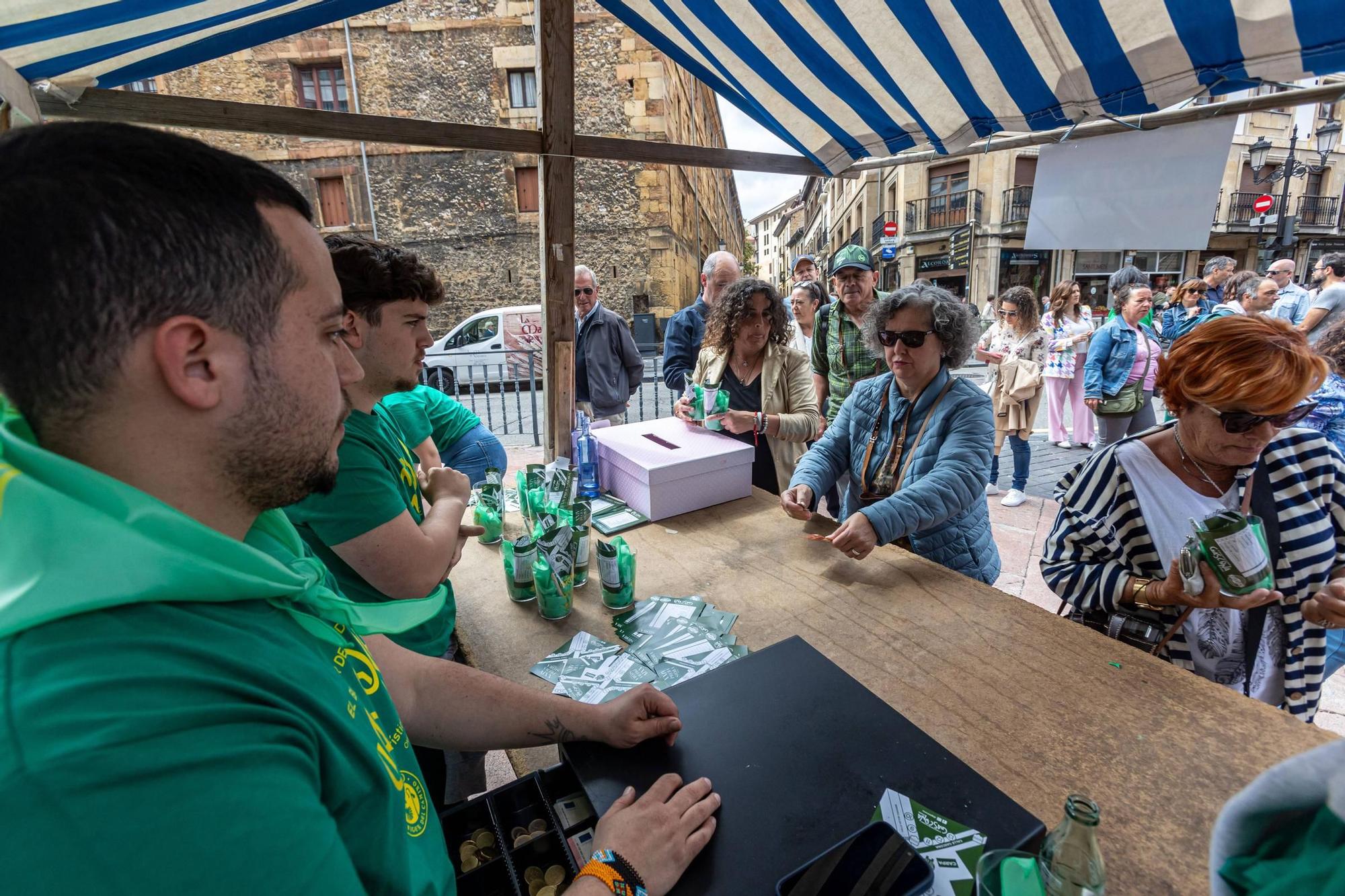 EN IMÁGENES: El buen tiempo y el oviedismo maridan una preba de la sidra multitudinaria en Gascona