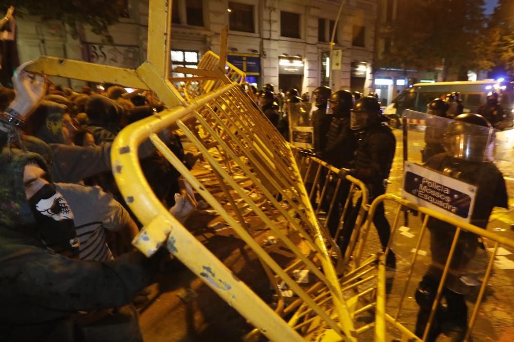 1-O a Girona: Multitudinària manifestació davant la subdelegació del Govern