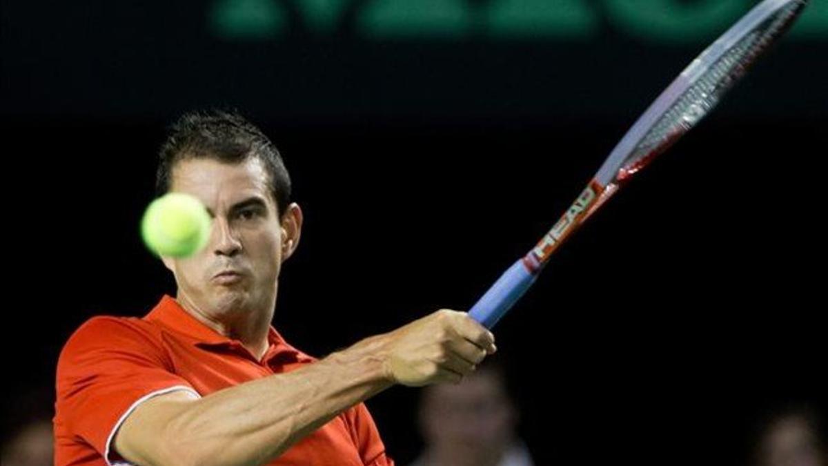 Guillermo García-López devuelve un 'drive' a Milos Raonic en el partido definitivo de la eliminatoria.