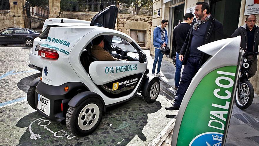 Las bonificaciones fiscales refuerzan la adquisición de coches híbridos en Alcoy