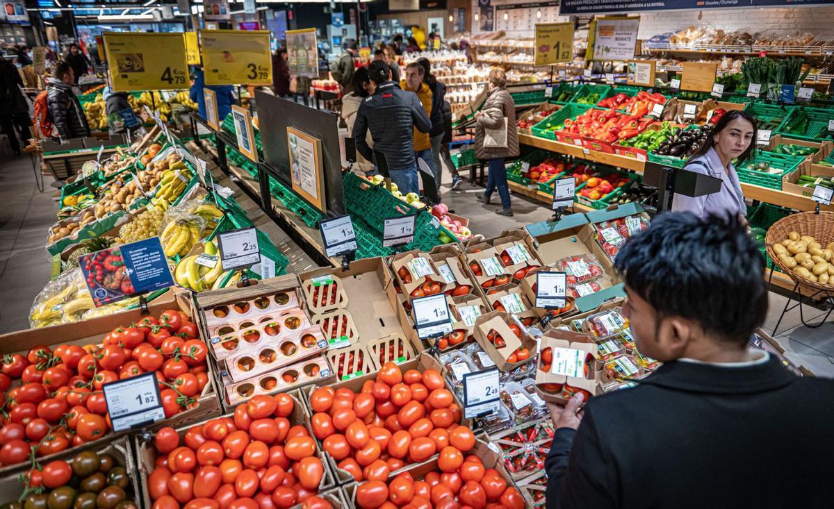 Els consumidors compren cada vegada més frescos al supermercat Els consumidors compren cada vegada més frescos al supermercat