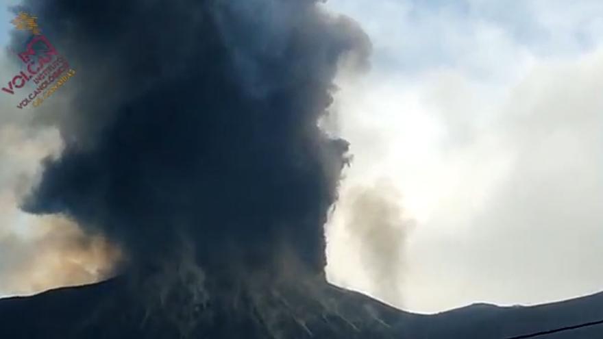 Densa columna de cenizas del volcán de La Palma