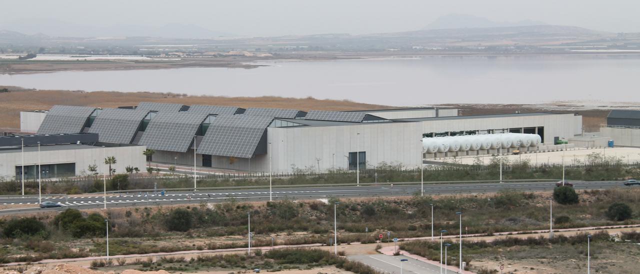 Imagen de la desalinizadora de Torrevieja, que produce 80 hectómetros anuales de agua, la mitad para riego agrícola